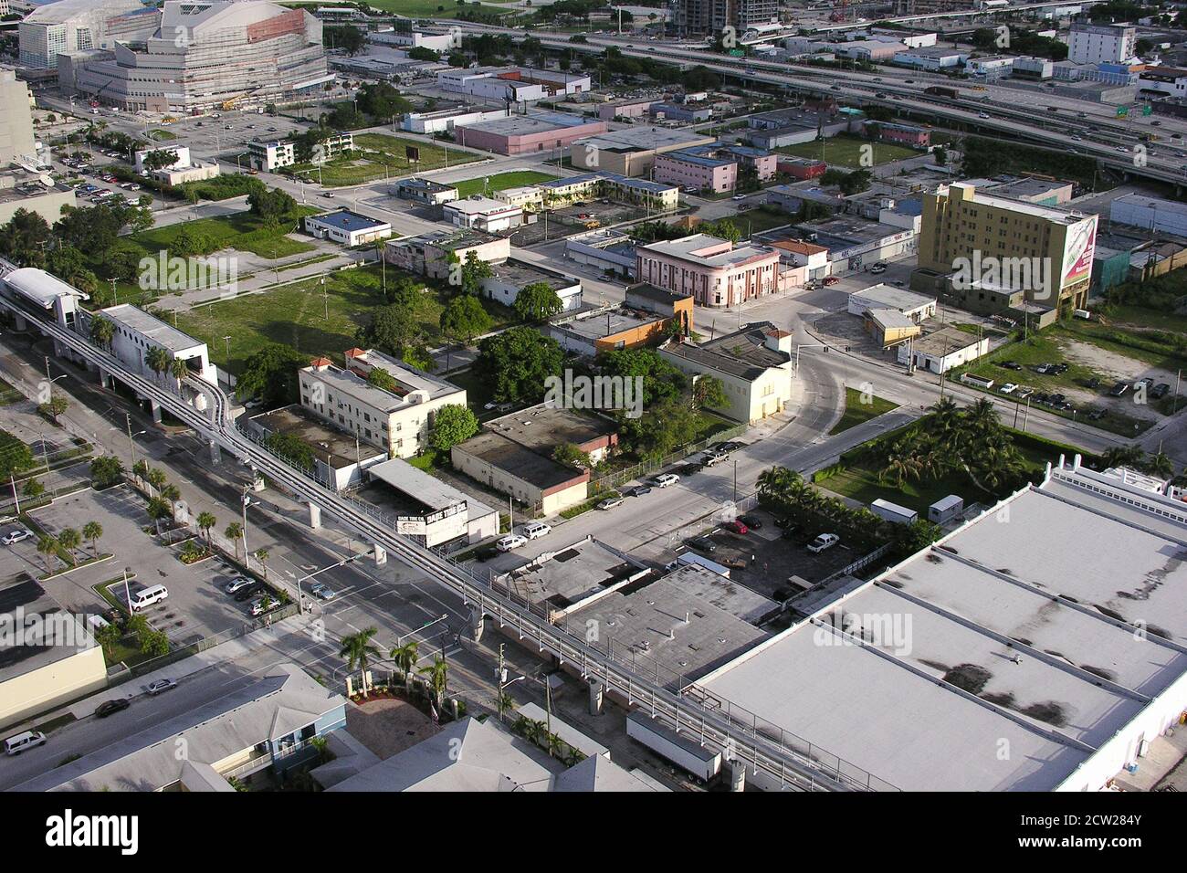 Miami, Florida, USA - Settembre 2005: Vista aerea archivistica di edifici, strade e percorsi di transito nel quartiere di Overtown vicino al centro di Miami. Foto Stock