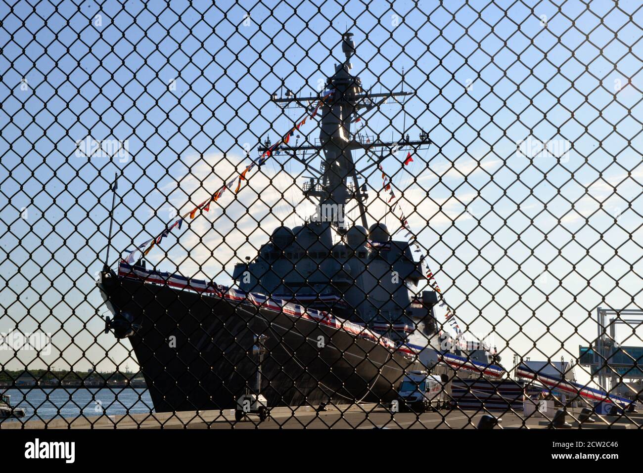 Port Canaveral, Contea di Brevard, Florida, Stati Uniti. 26 settembre 2020. Il più recente missile Destroyer guidato della Marina statunitense Delbert D. Black è stato "portato alla vita" e presidiato in una cerimonia di commissioning cui ha partecipato un numero limitato di ospiti mascherati a causa della pandemia di Covid-19. Sig.ra IMA J. Black lo sponsor della nave di 99 anni ha dato l'indirizzo principale che prende il nome dal suo defunto marito, che è stato il primo Master Chief Petty Officer della Marina. Credit: Julian Leek/Alamy Live News Foto Stock