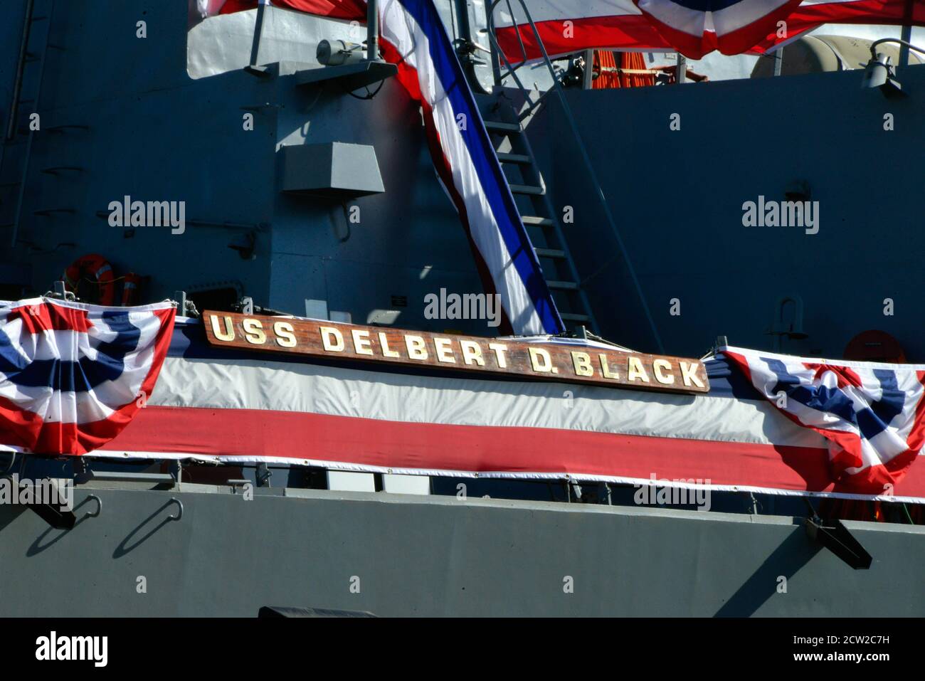 Port Canaveral, Contea di Brevard, Florida, Stati Uniti. 26 settembre 2020. Il più recente missile Destroyer guidato della Marina statunitense Delbert D. Black è stato "portato alla vita" e presidiato in una cerimonia di commissioning cui ha partecipato un numero limitato di ospiti mascherati a causa della pandemia di Covid-19. Sig.ra IMA J. Black lo sponsor della nave di 99 anni ha dato l'indirizzo principale che prende il nome dal suo defunto marito, che è stato il primo Master Chief Petty Officer della Marina. Credit: Julian Leek/Alamy Live News Foto Stock