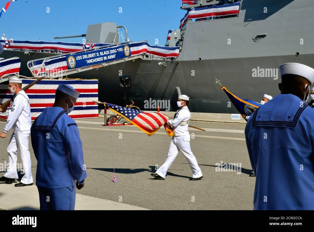 Port Canaveral, Contea di Brevard, Florida, Stati Uniti. 26 settembre 2020. Il più recente missile Destroyer guidato della Marina statunitense Delbert D. Black è stato "portato alla vita" e presidiato in una cerimonia di commissioning cui ha partecipato un numero limitato di ospiti mascherati a causa della pandemia di Covid-19. Sig.ra IMA J. Black lo sponsor della nave di 99 anni ha dato l'indirizzo principale che prende il nome dal suo defunto marito, che è stato il primo Master Chief Petty Officer della Marina. Credit: Julian Leek/Alamy Live News Foto Stock