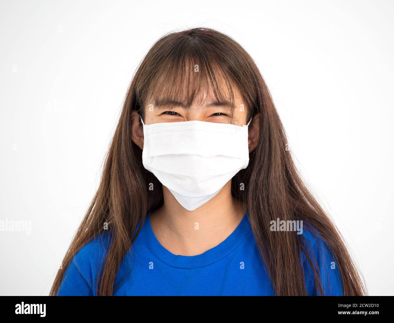 Ragazza asiatica adolescente sorridente e indossare maschera medica Foto Stock