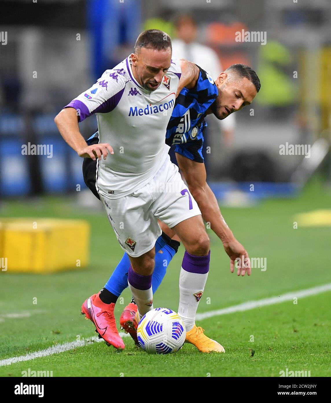 Milano, Italia. 26 Settembre 2020. Danilo D'Ambrosio (R) del FC Inter vies con Frank Ribery di Fiorentina durante una partita di calcio tra FC Inter e Fiorentina a Milano, Italia, 26 settembre 2020. Credit: Alberto Lingria/Xinhua/Alamy Live News Foto Stock