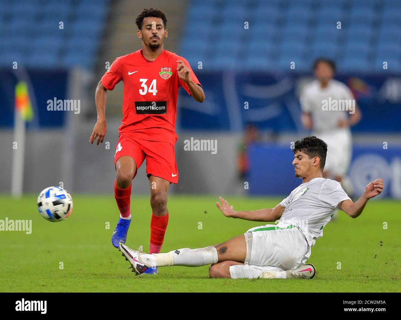 Doha, Qatar. 26 Settembre 2020. Abdulbaset al-Hindi (R) di al Ahli Saudi FC vies con Harib Abdalla Suhail di Shabab al Ahli Dubai durante il round della AFC Asian Champions League del 16 tra al Ahli Saudi FC dell'Arabia Saudita e Shabab al Ahli Dubai degli Emirati Arabi Uniti a Doha, capitale del Qatar, 26 settembre 2020. Al Ahli dell'Arabia Saudita sconfisse Shabab al Ahli Dubai 4-3 con sanzioni per progredire verso i quarti di finale. Credit: Nikku/Xinhua/Alamy Live News Foto Stock