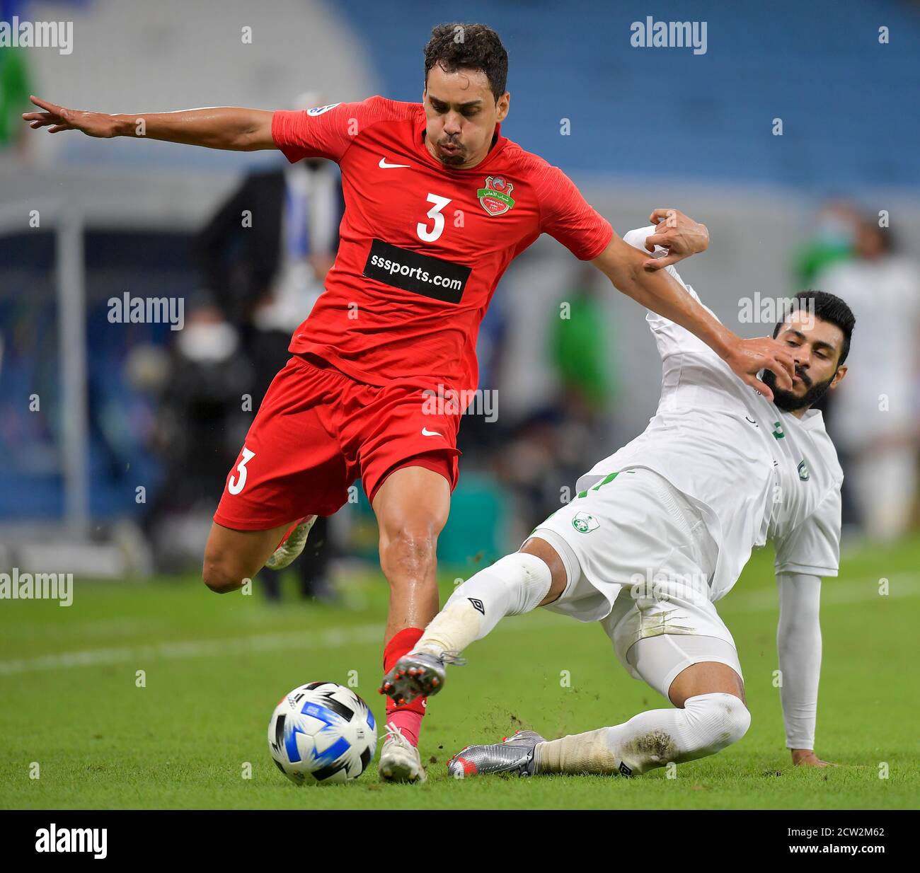 Doha, Qatar. 26 Settembre 2020. Mohammed al-Fatil (R) del FC Saudita al Ahli vies con Carlos Eduardo di Shabab al Ahli Dubai durante il round della AFC Asian Champions League del 16 tra il FC Saudita al Ahli e Shabab al Ahli Dubai degli Emirati Arabi Uniti a Doha, capitale del Qatar, 26 settembre 2020. Al Ahli dell'Arabia Saudita sconfisse Shabab al Ahli Dubai 4-3 con sanzioni per progredire verso i quarti di finale. Credit: Nikku/Xinhua/Alamy Live News Foto Stock