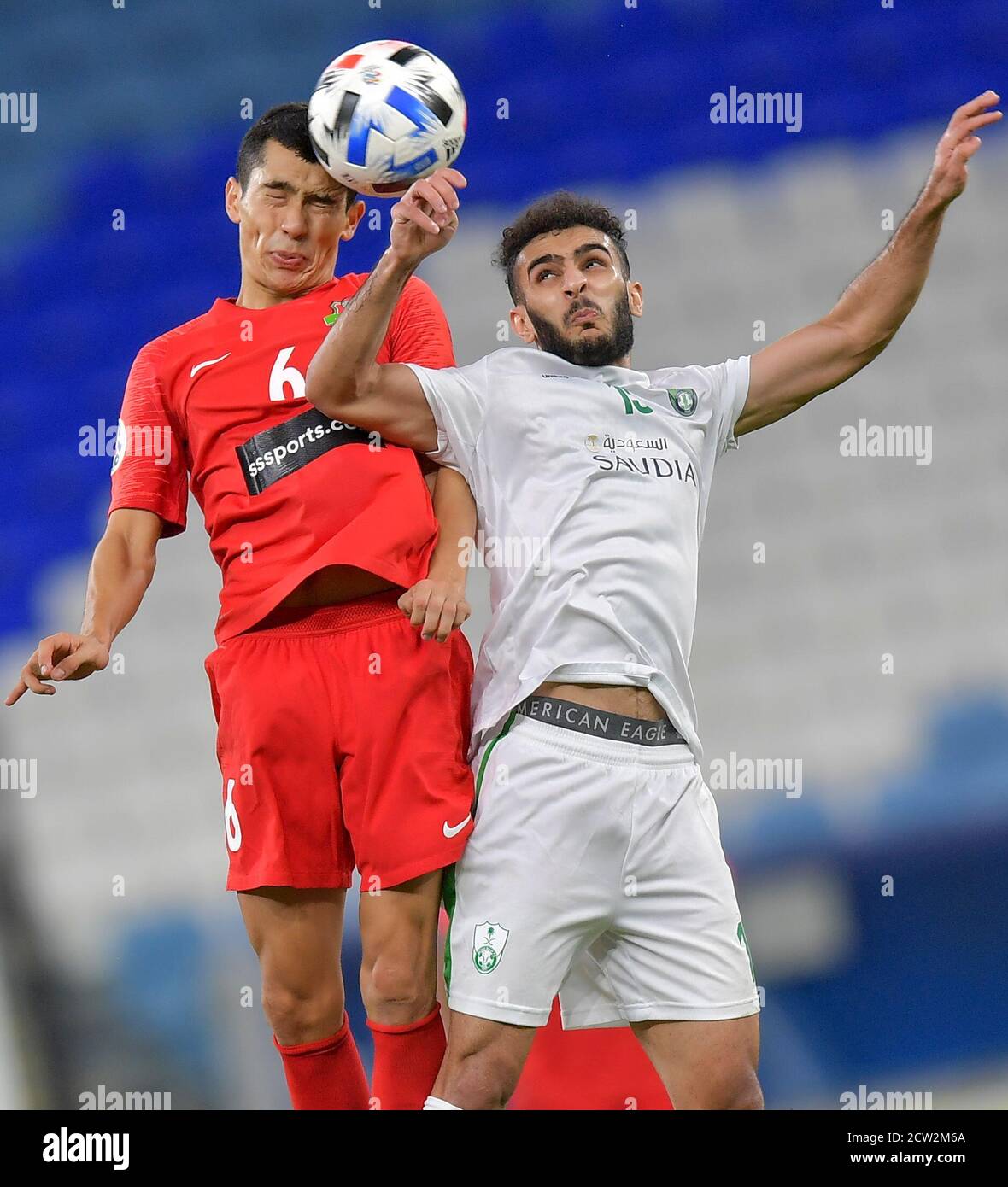 Doha, Qatar. 26 Settembre 2020. Mohammed al-Majhad (R) del FC Saudita al Ahli vies con Azizjon Ganiev di Shabab al Ahli Dubai durante il round della AFC Asian Champions League del 16 tra il FC Saudita al Ahli dell'Arabia Saudita e Shabab al Ahli Dubai degli Emirati Arabi Uniti a Doha, capitale del Qatar, 26 settembre 2020. Al Ahli dell'Arabia Saudita sconfisse Shabab al Ahli Dubai 4-3 con sanzioni per progredire verso i quarti di finale. Credit: Nikku/Xinhua/Alamy Live News Foto Stock