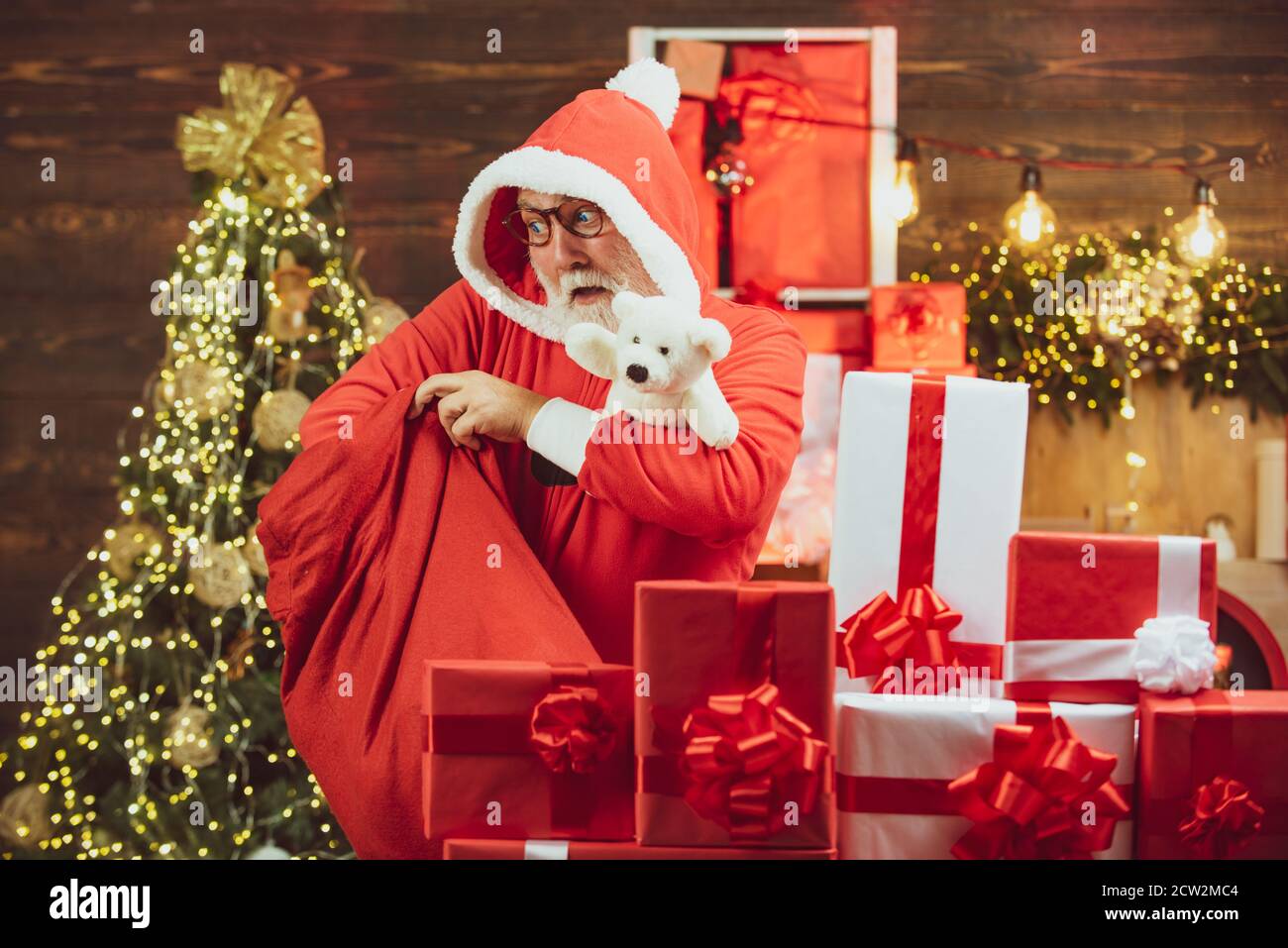 Biglietto d'auguri di Natale con Babbo Natale. Uomini in abiti invernali.  Santa Wishes Buon Natale. Buon inverno Foto stock - Alamy