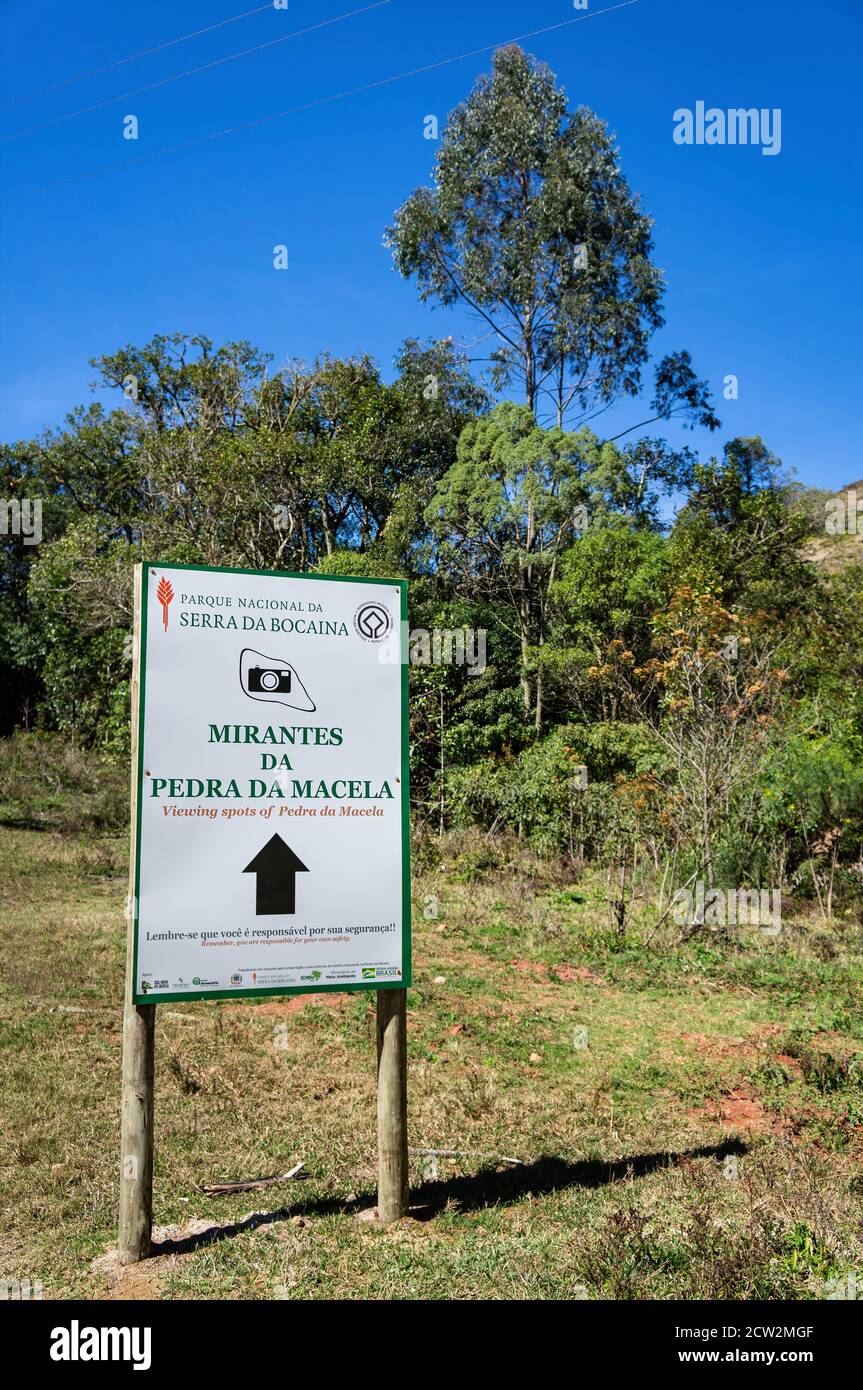 Un cartello di benvenuto e informativo all'inizio del Sentiero escursionistico che conduce alla Pedra da Macela Punti di osservazione all'interno del parco Serra da Bocaina Foto Stock