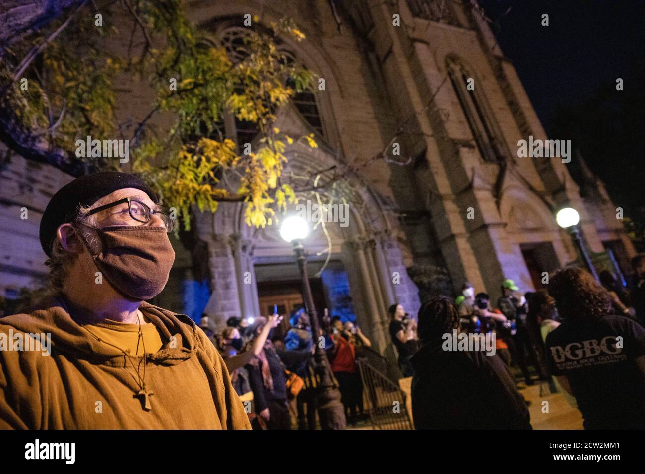 Il reverendo Tim e i manifestanti si riuniscono fuori dalla Chiesa episcopale del Calvario durante la manifestazione. I manifestanti si sono riuniti a Louisville per protestare contro la decisione della Grande Giuria di accusato solo uno dei tre funzionari della polizia metropolitana di Louisville che erano coinvolti nell'uccisione di Breonna Taylor con le accuse di primo grado di estinzione di Wanton. I manifestanti speravano che tutti e tre i poliziotti sarebbero stati incriminati per aver ucciso Breonna Taylor, ma la decisione della grande giuria non affronta l'uccisione di Taylor con l'accusa. La decisione della grande giuria ha creato disordini all'interno di Louisville e AC Foto Stock