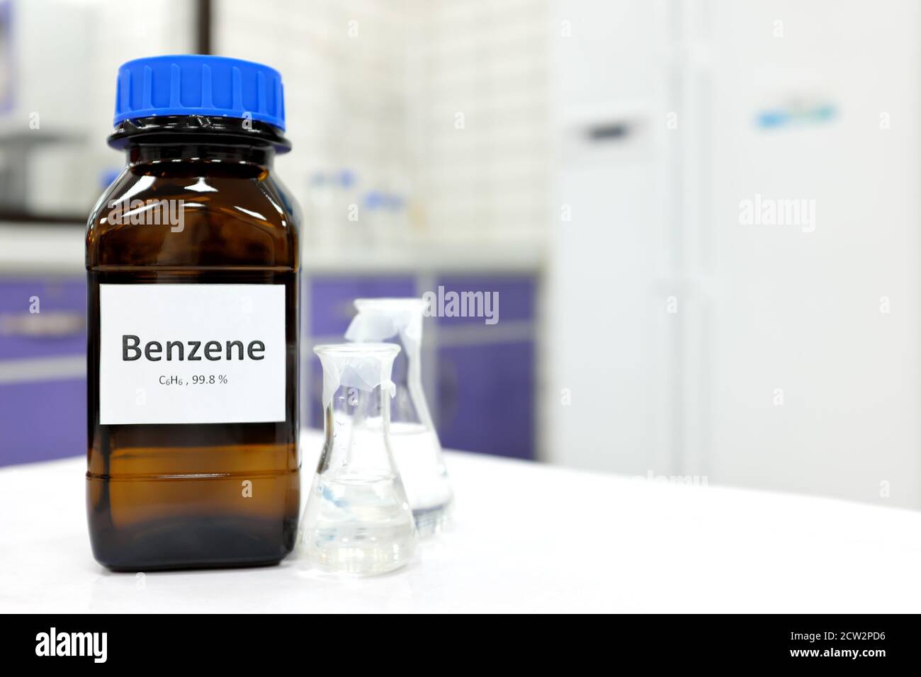 Concentrazione selettiva di composto chimico liquido benzenico in flacone di vetro scuro all'interno di un laboratorio chimico con spazio di copia. Idrocarburo aromatico utilizzato in p Foto Stock