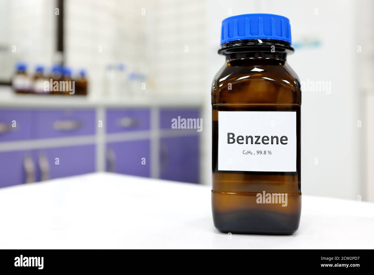 Concentrazione selettiva di composto chimico liquido benzenico in flacone di vetro scuro all'interno di un laboratorio chimico con spazio di copia. Idrocarburo aromatico utilizzato in p Foto Stock