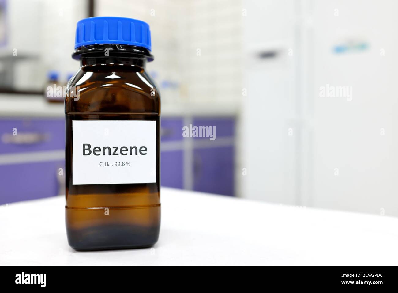 Concentrazione selettiva di composto chimico liquido benzenico in flacone di vetro scuro all'interno di un laboratorio chimico con spazio di copia. Idrocarburo aromatico utilizzato in p Foto Stock