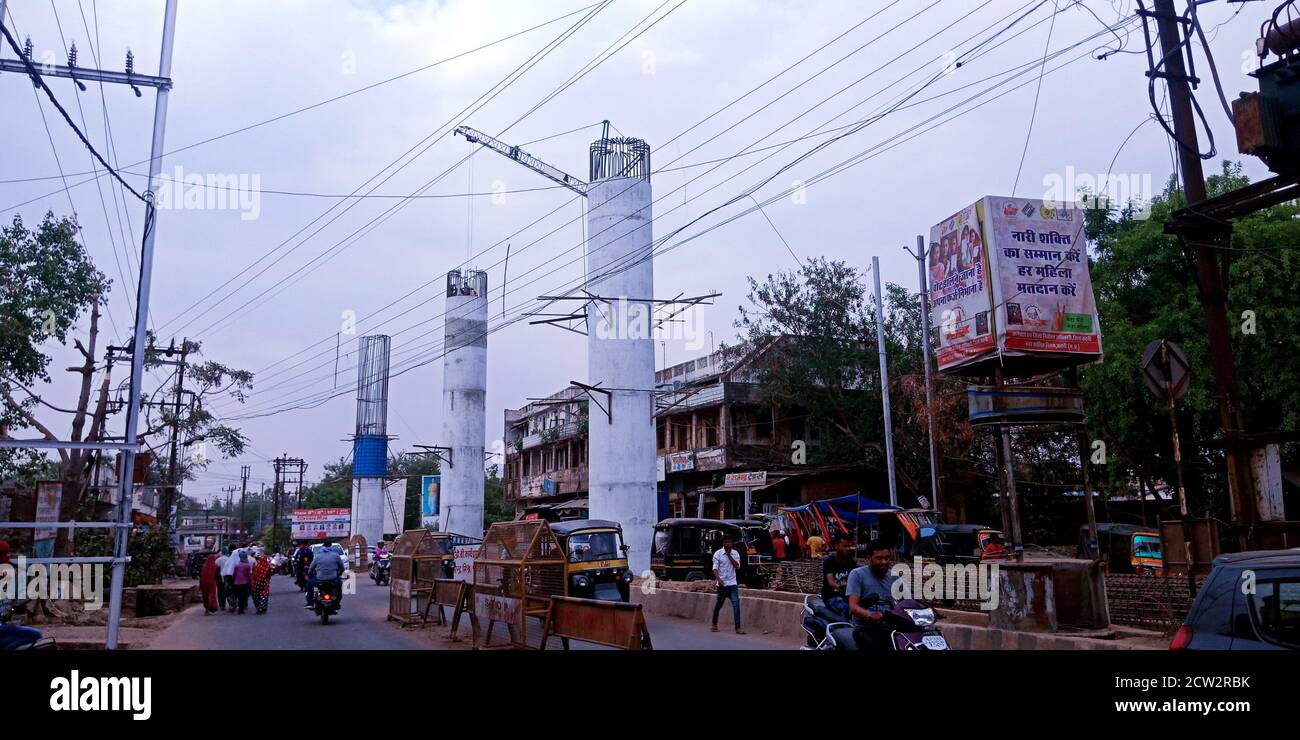 DISTRETTO KATNI, INDIA - 12 DICEMBRE 2019: Gente di trasporto asiatica folla sulla strada. Foto Stock