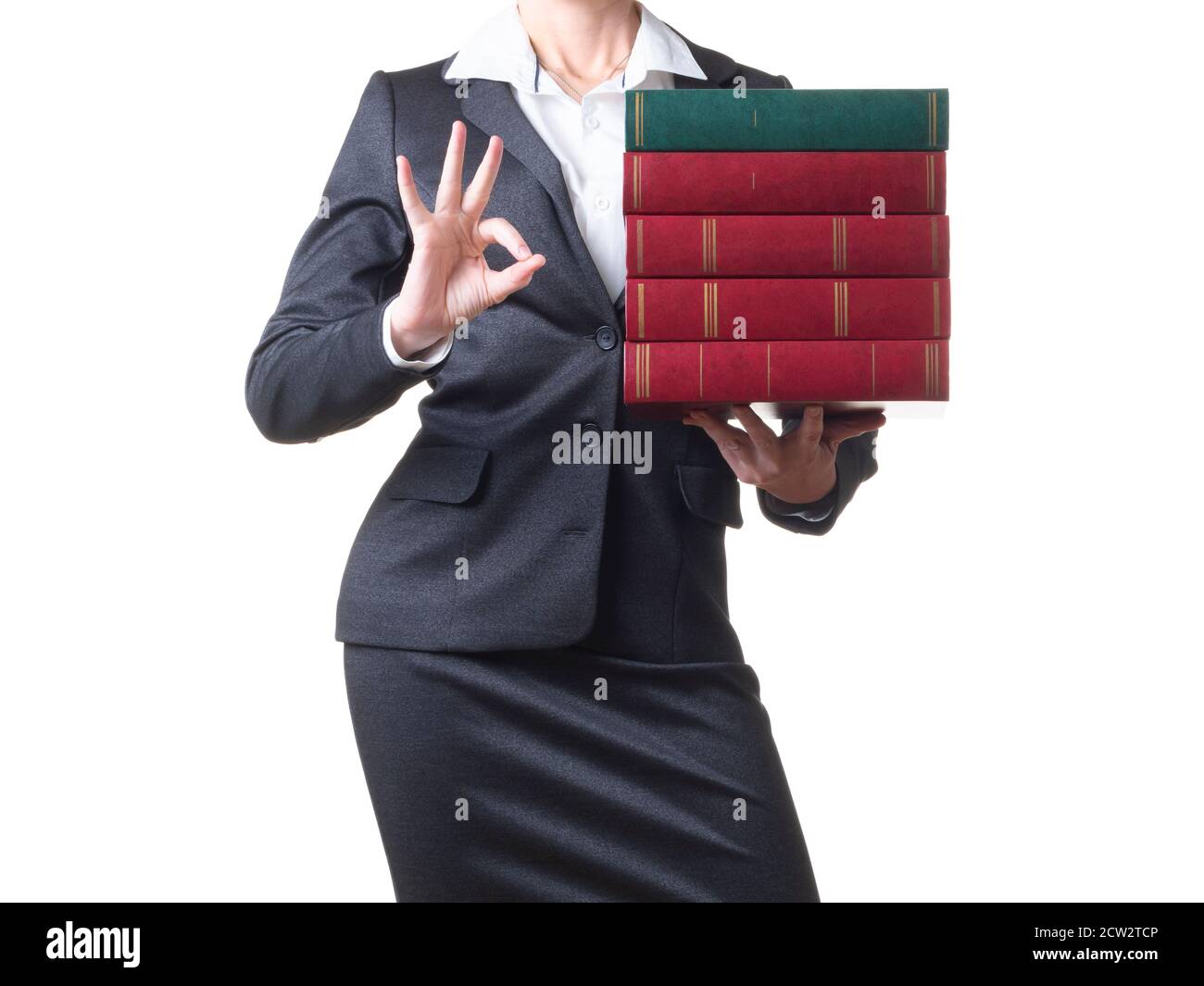 Primo piano su immagine ritagliata di una donna d'affari che tiene una pila di libri e che mostra il segno allwright. Foto Stock