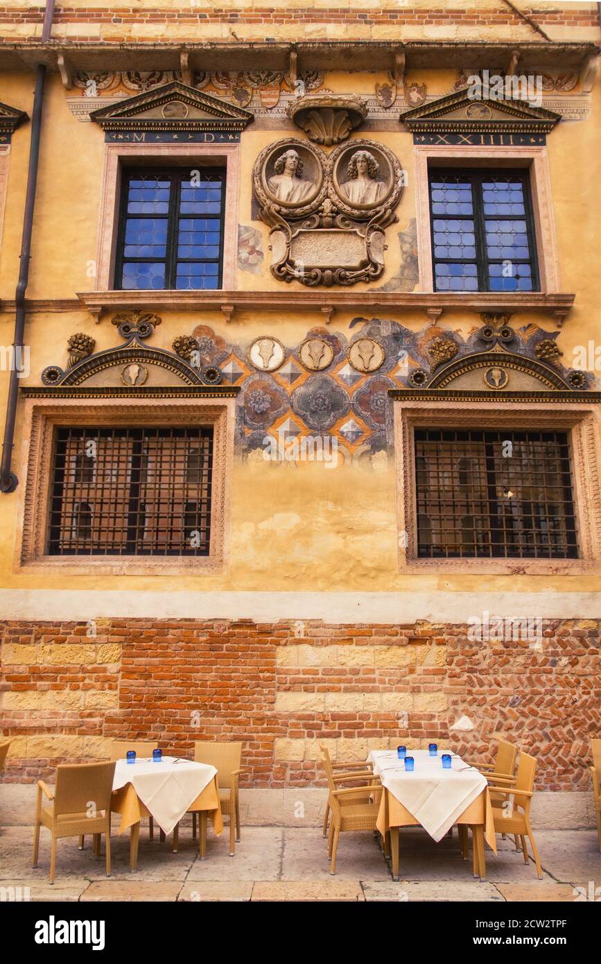 Tavoli da ristoranti di fronte a Palazzo ragione in Piazza dei Signori a Verona Foto Stock