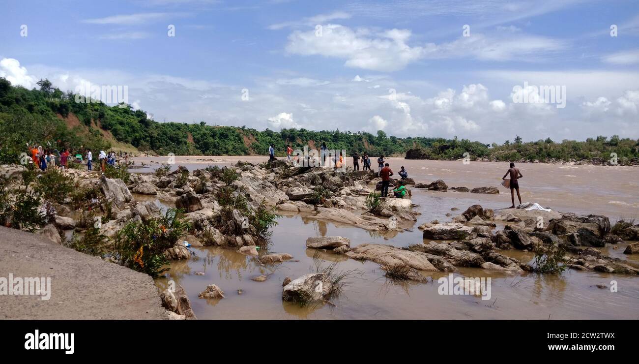 CITTÀ JABALPUR, INDIA - 18 AGOSTO 2019: La gente indiana che si gode al fiume Narmada in Bhedaghat intorno alla cascata di Dhuandhar. Foto Stock