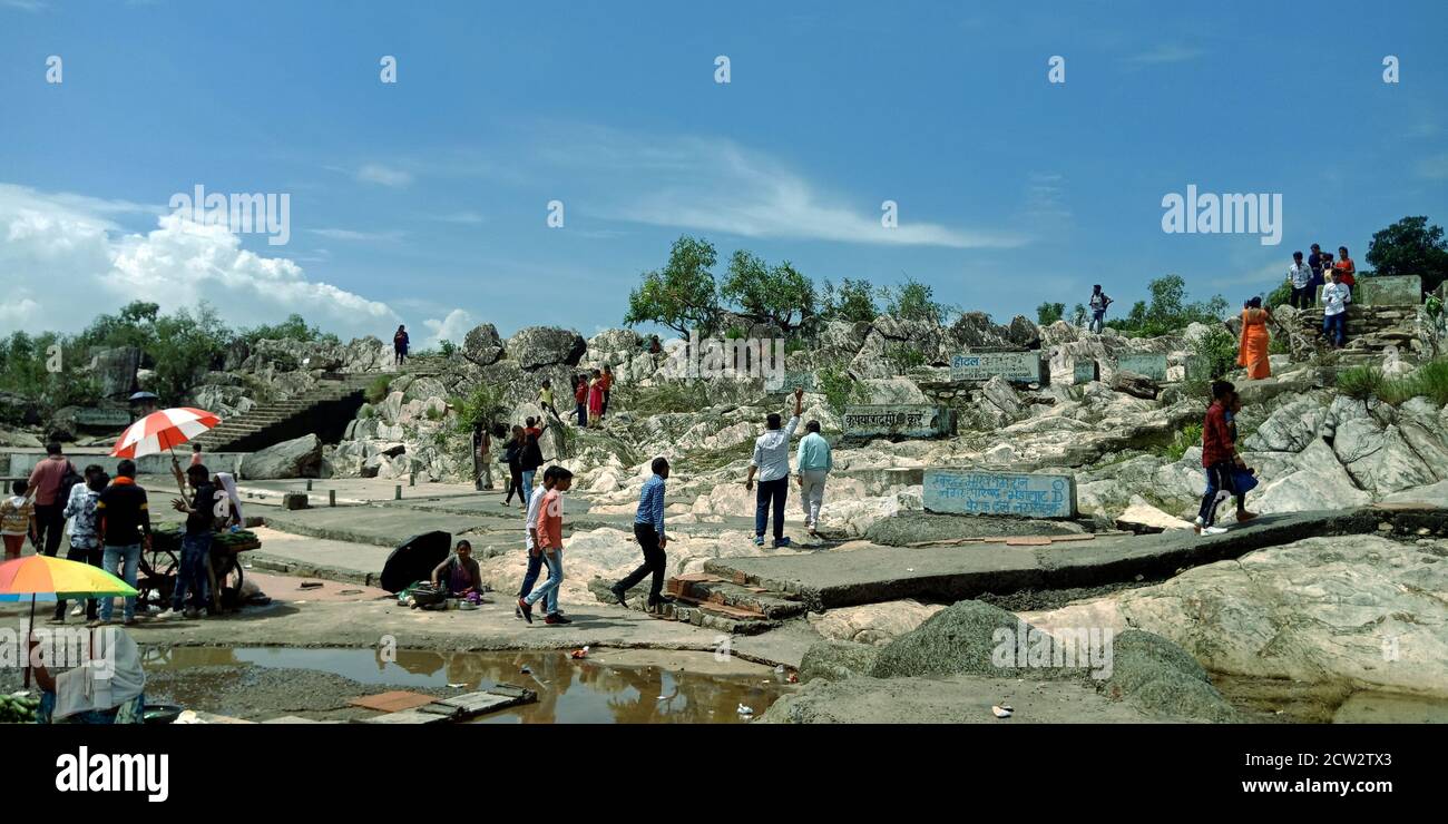 CITTÀ JABALPUR, INDIA - 18 AGOSTO 2019: La gente asiatica si chiede al fiume Narmada in Bhedaghat intorno alla cascata di Dhuandhar. Foto Stock