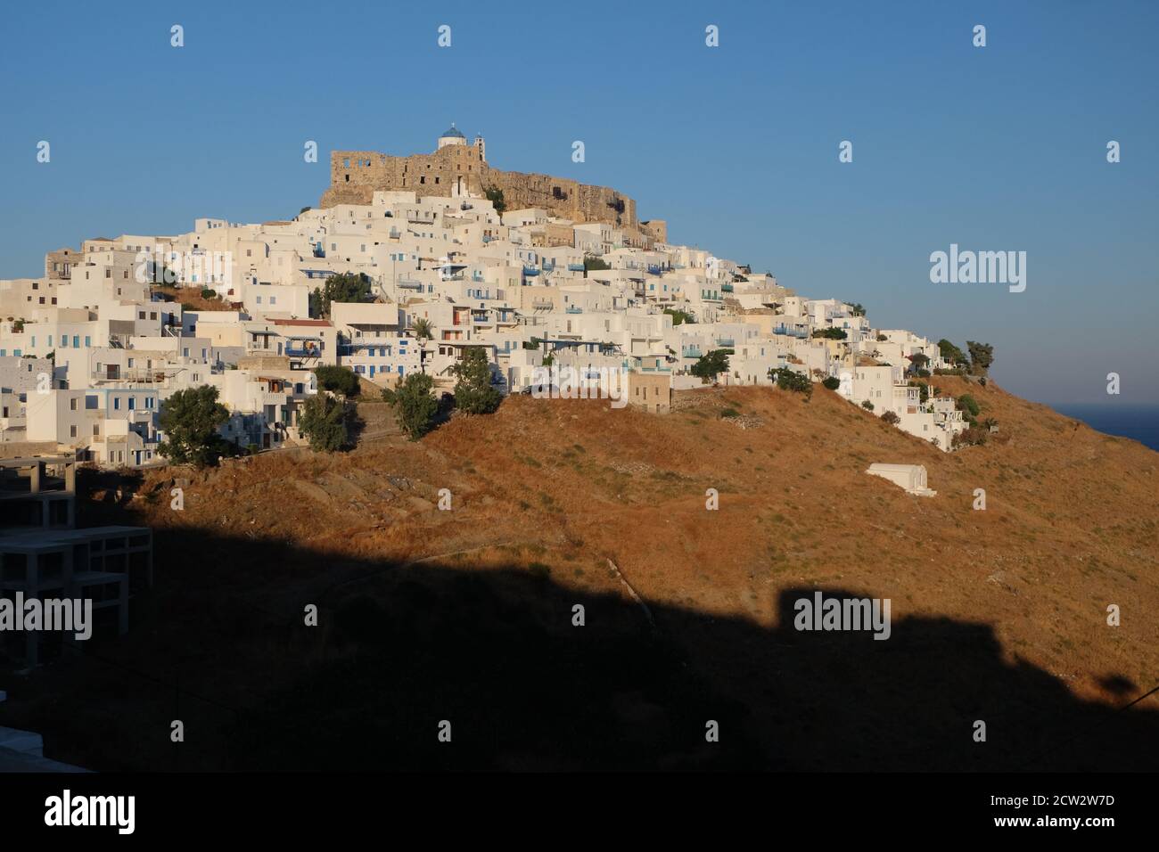 Il villaggio di Chora su ASTYPALEA - dove i Dodecanesi incontrano le Cicladi. Tipica cittadina dell'isola greca con il suo castello veneziano che domina la collina Foto Stock