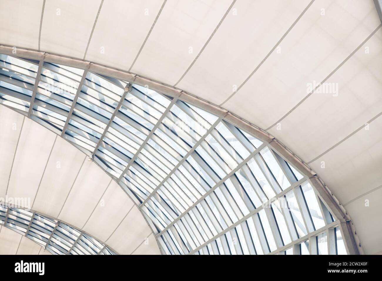 Vetri del tetto di edifici moden, Cornici di vetri strutturali. Architettura moderna astratta, soffitto o tetto. Ufficio generico o pubblico Foto Stock