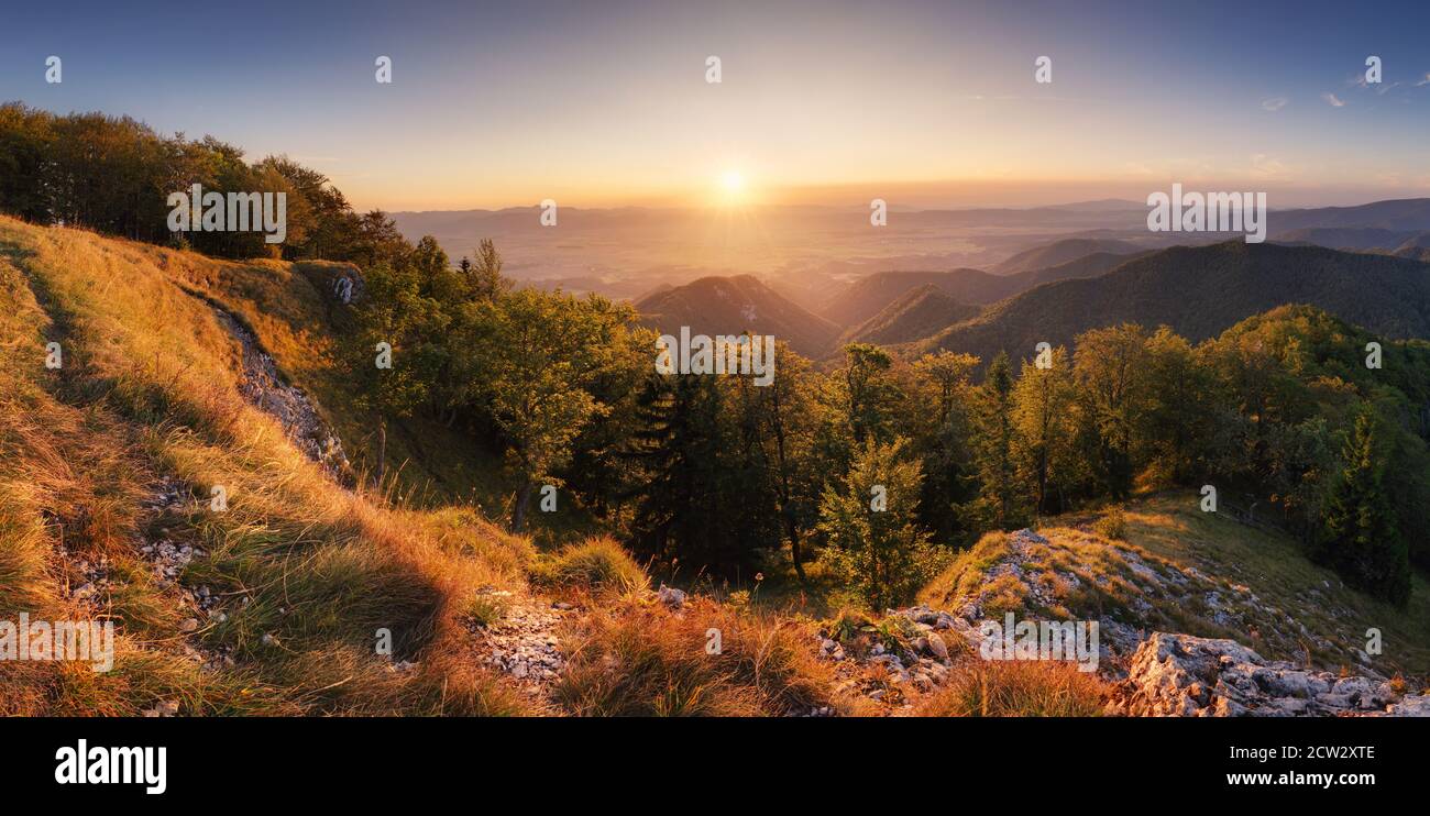 Panorama di montagna spettacolare tramonto da Drienok, paesaggio - Slovacchia Foto Stock