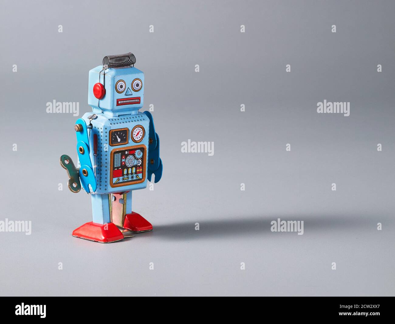 Robot giocattolo in stagno, simbolo vintage della tecnologia Foto Stock