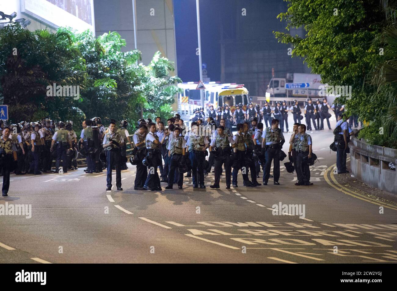 Hong Kong, Hong Kong, Cina. 28 Settembre 2014. La protesta pro-democrazia si diffonde attraverso Hong Kong. La polizia aspetta nella strada bloccata di Hong Kong Park Cotton Tree Drive e l'ambasciata degli Stati Uniti. Credit: Jayne Russell/ZUMA Wire/Alamy Live News Foto Stock