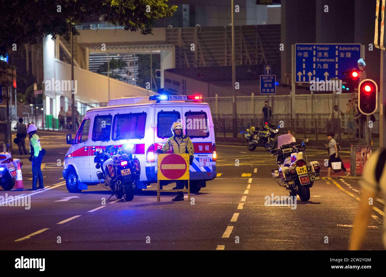 Hong Kong, Hong Kong, Cina. 28 Settembre 2014. La protesta pro-democrazia si diffonde attraverso Hong Kong. La polizia aspetta nella strada bloccata di Hong Kong Park Cotton Tree Drive e l'ambasciata degli Stati Uniti. Credit: Jayne Russell/ZUMA Wire/Alamy Live News Foto Stock