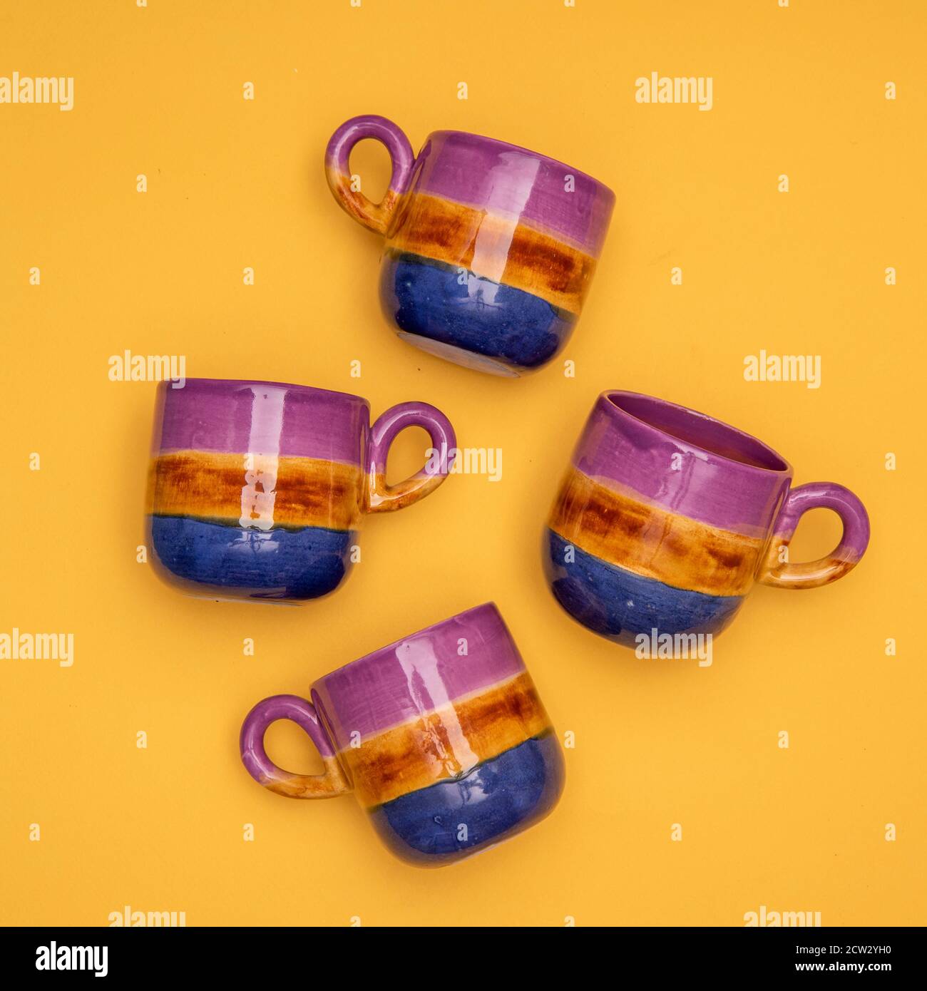 colorate tazze in ceramica fatte a mano isolate Foto Stock