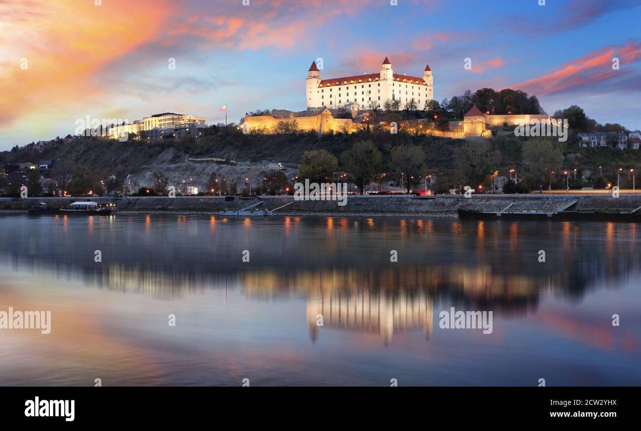 Il castello di Bratislava al tramonto, Slovacchia Foto Stock