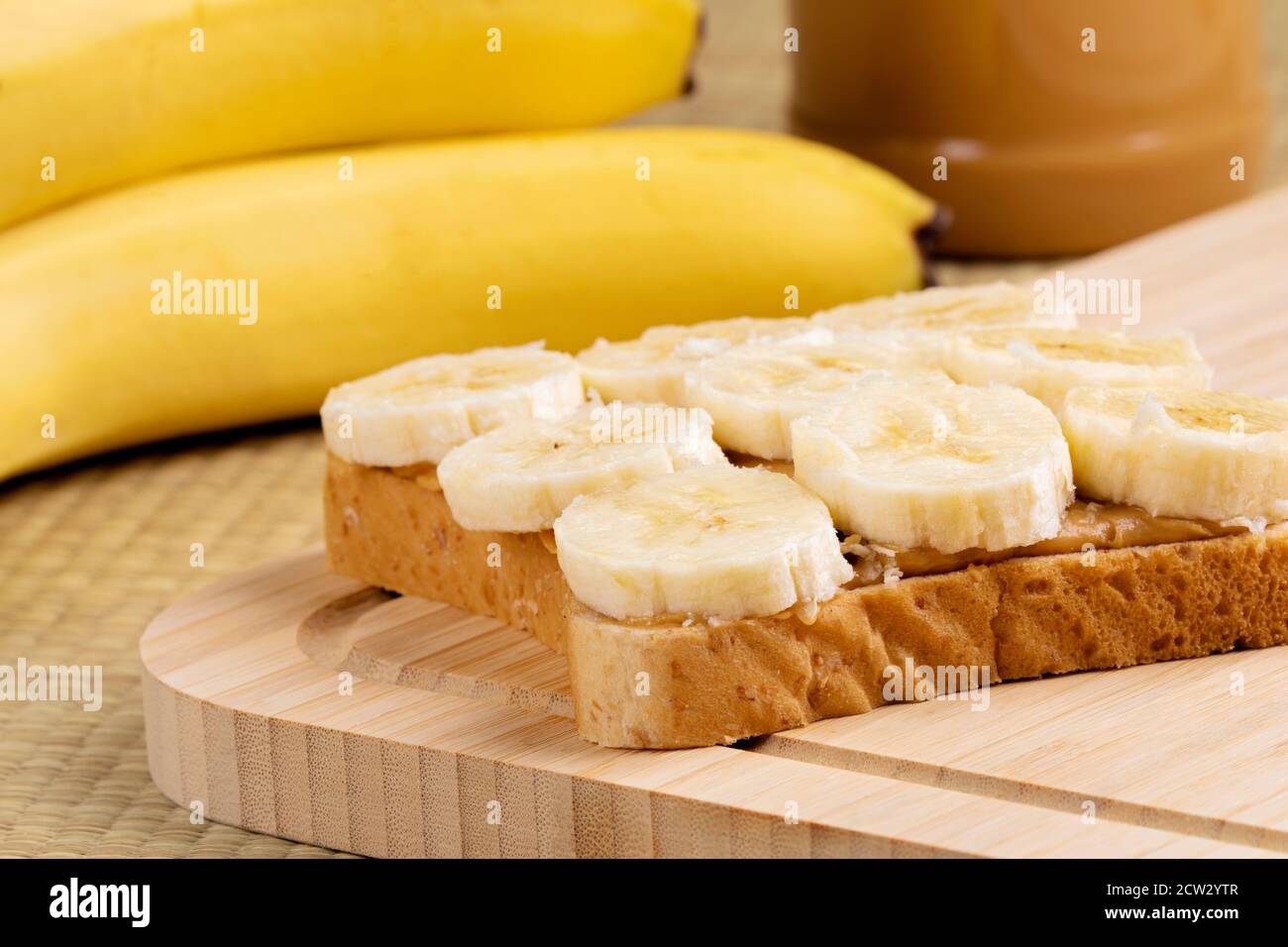 Un delizioso panino di burro di arachidi e banana su un legno sfondo Foto Stock