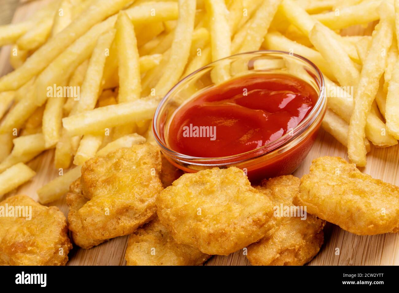 Primo piano di deliziosi pepite di pollo e patatine fritte con ketchup Foto Stock