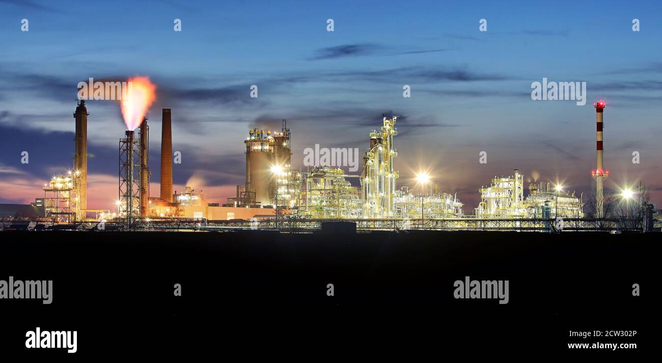 Fabbrica con l'inquinamento atmosferico, industria petrolifera Foto Stock