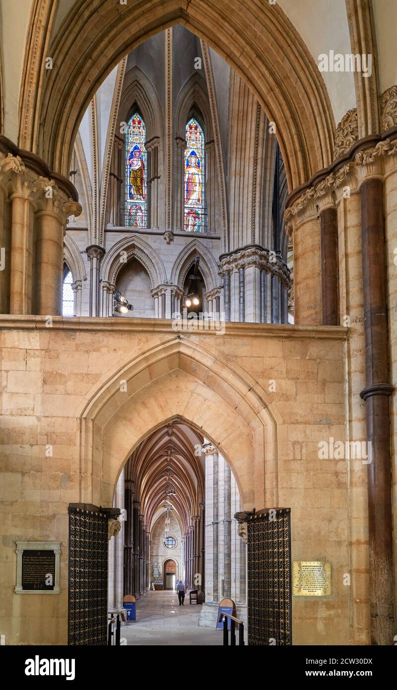 Esci dall'estremità est all'estremità ovest della navata sud presso la cattedrale medievale di Lincoln, Inghilterra. Foto Stock