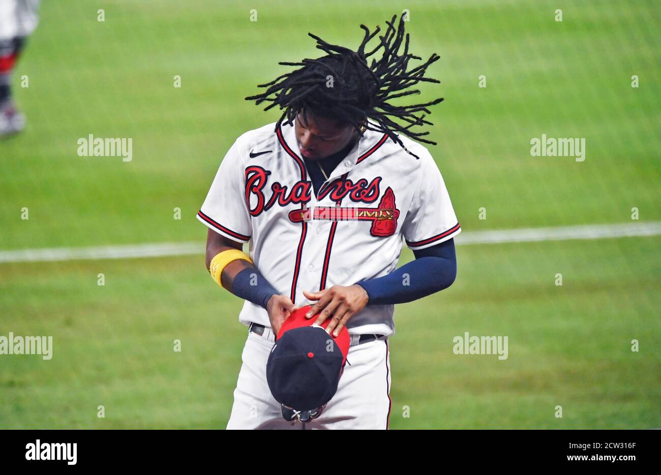 26 settembre 2020: I capelli dell'outfielder Ronald ACU-a Jr. Di Atlanta Braves volano mentre scuote la testa dopo aver preso il cappello fuori mentre cammina verso il dugout alla fine del sesto inning di una partita di MLB contro i Boston Red Sox al Truist Park di Atlanta, GA. Austin McAfee/CSM Foto Stock