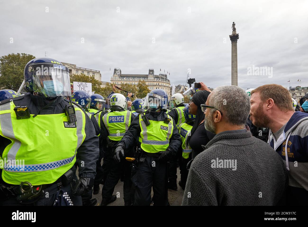 Londra, Regno Unito. - 26 settembre 2020: I manifestanti si rimostrano con la polizia ad una protesta in Trafalgar Square contro le restrizioni del coronavirus. Foto Stock