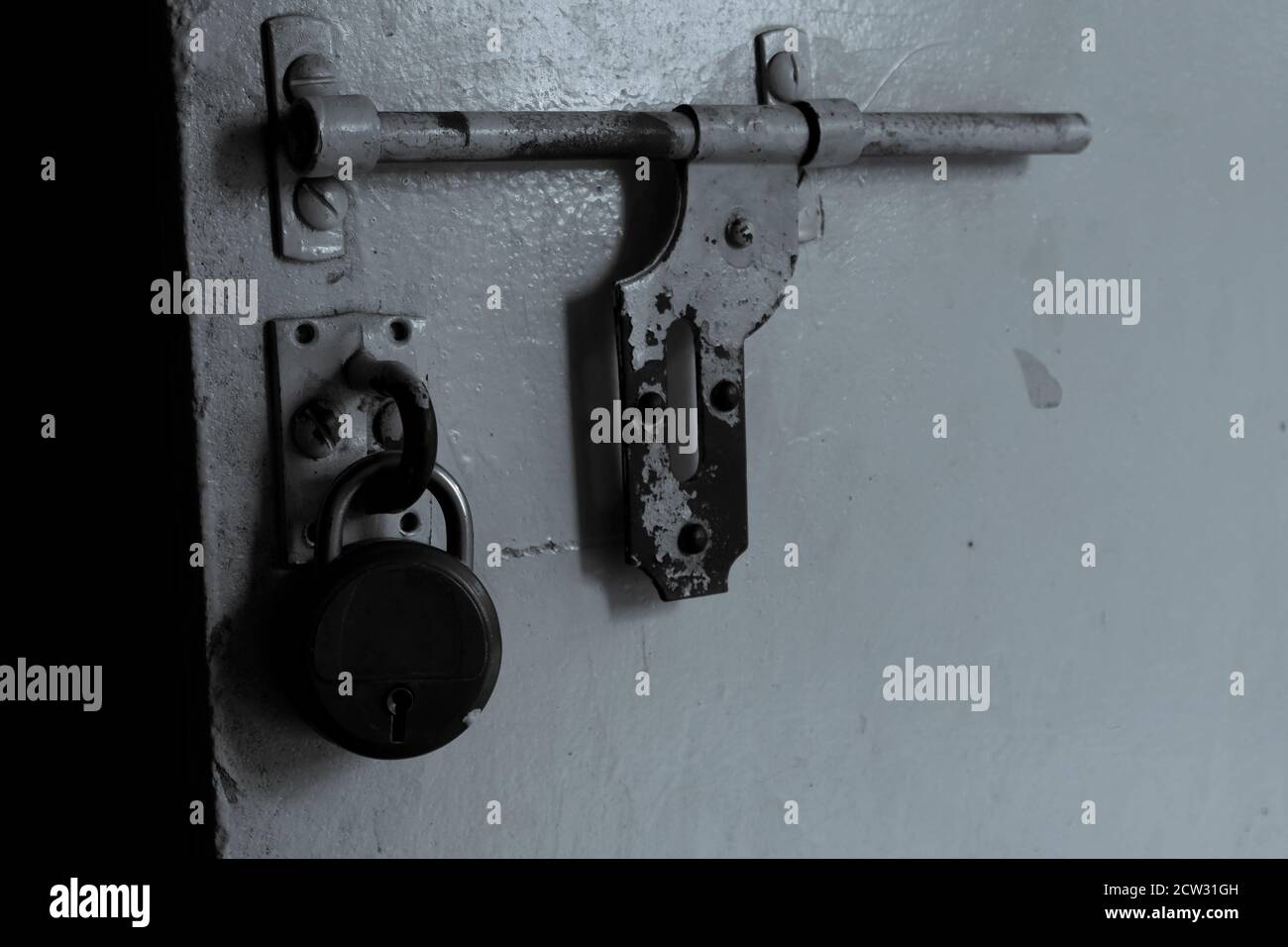 un primo piano di chiusura della serratura di rame isolata sulla porta in ufficio Foto Stock