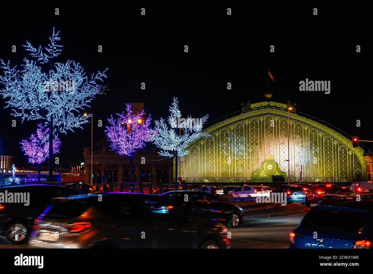 MADRID, SPAGNA. 26 DICEMBRE 2019 Atocha Station illuminata per natale. Foto Stock