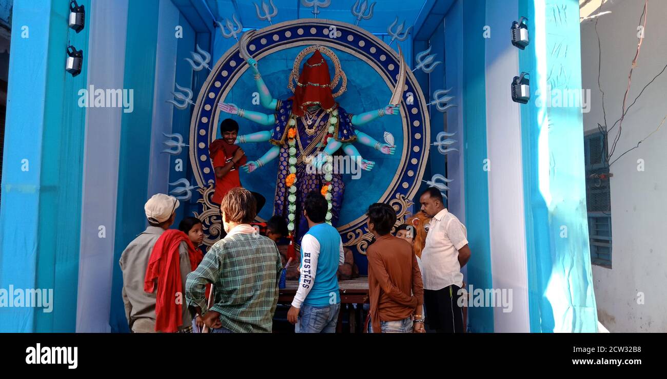 DISTRETTO KATNI, INDIA - 04 OTTOBRE 2019: I religiosi indiani si affollano al luogo santo di Lord durga per il festival hindu navratri. Foto Stock