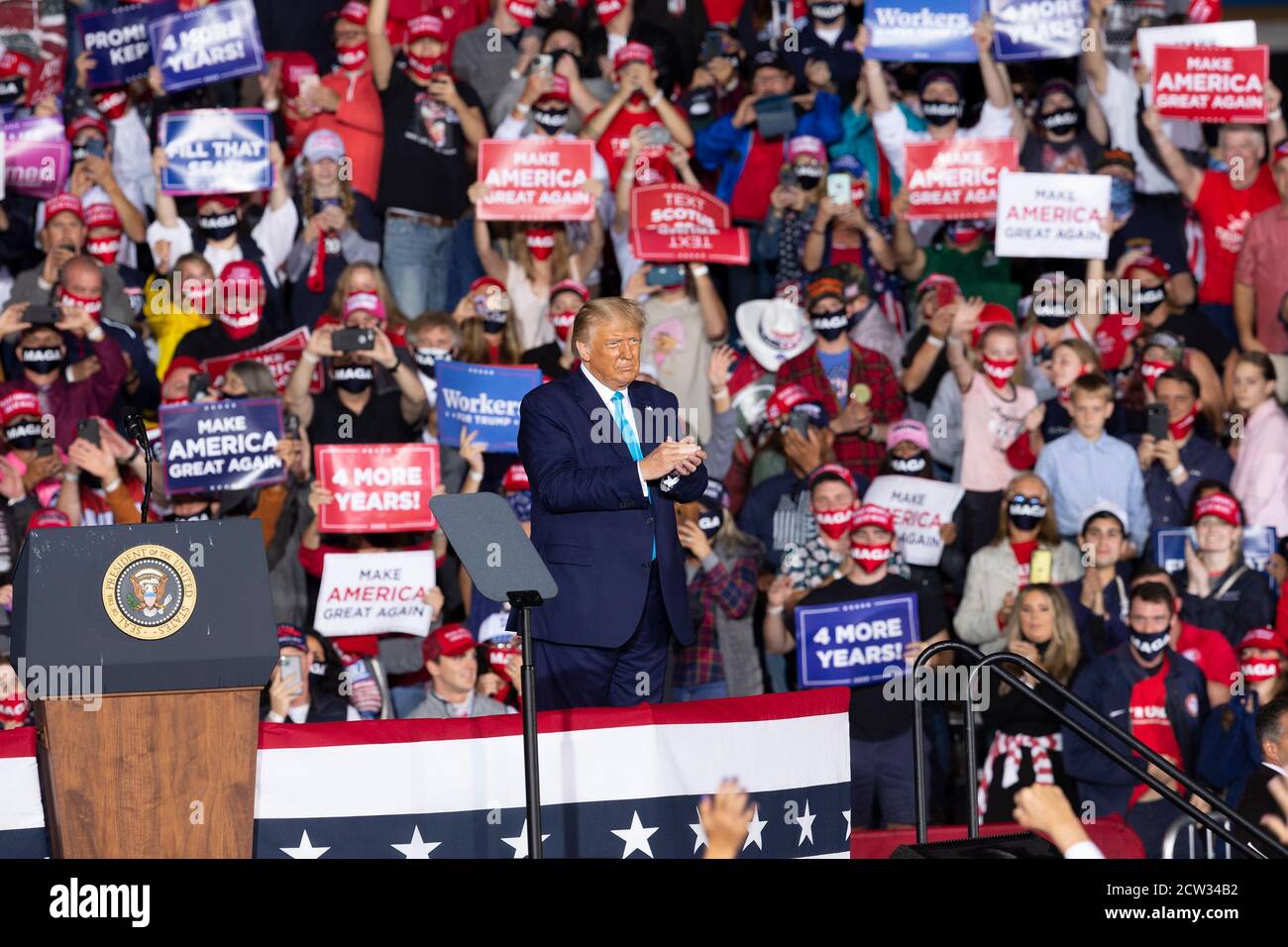 Middletown, Stati Uniti. 26 Settembre 2020. Il presidente Trump saluta i sostenitori del MAGA rally per le elezioni presidenziali del 2020 all'aeroporto di Harrisburg. Il nome ufficiale del rally è Great American Comeback. L'evento è stato tenuto in OPE n Air. Molti sostenitori e personale del presidente Trump non indossavano maschere facciali, ma erano disponibili per tutti all'ingresso e per i disinfettanti per le mani. (Foto di Lev Radin/Pacific Press) Credit: Pacific Press Media Production Corp./Alamy Live News Foto Stock