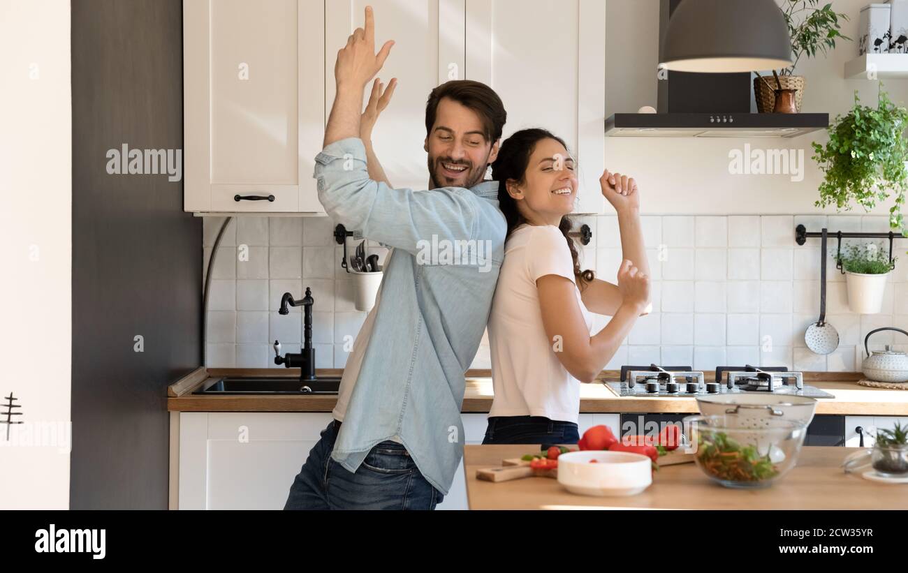 I due inquilini si divertono a ballare in cucina insieme Foto Stock