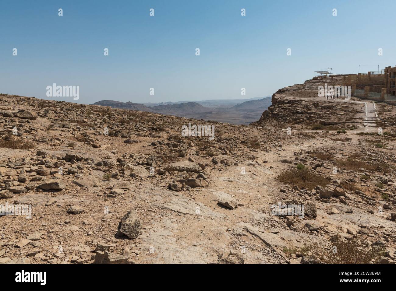 la passeggiata al cratere di makhtesh ramon vicino al centro visitatori A Mitzpe Ramon in Israele mostrando turisti e un'osservazione ponte sullo sfondo Foto Stock