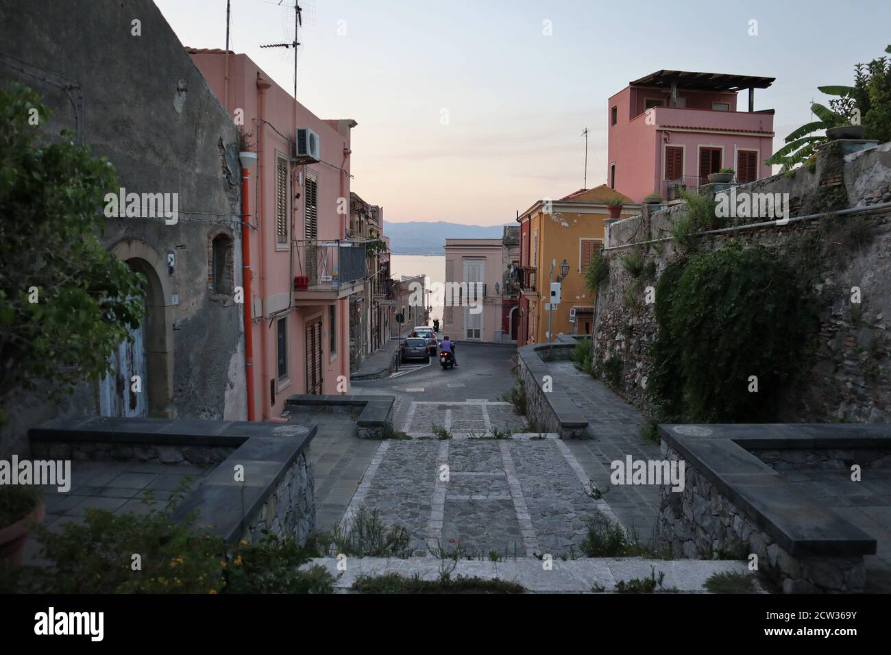 Milazzo - Vicolo del centro storico all'alba Foto Stock