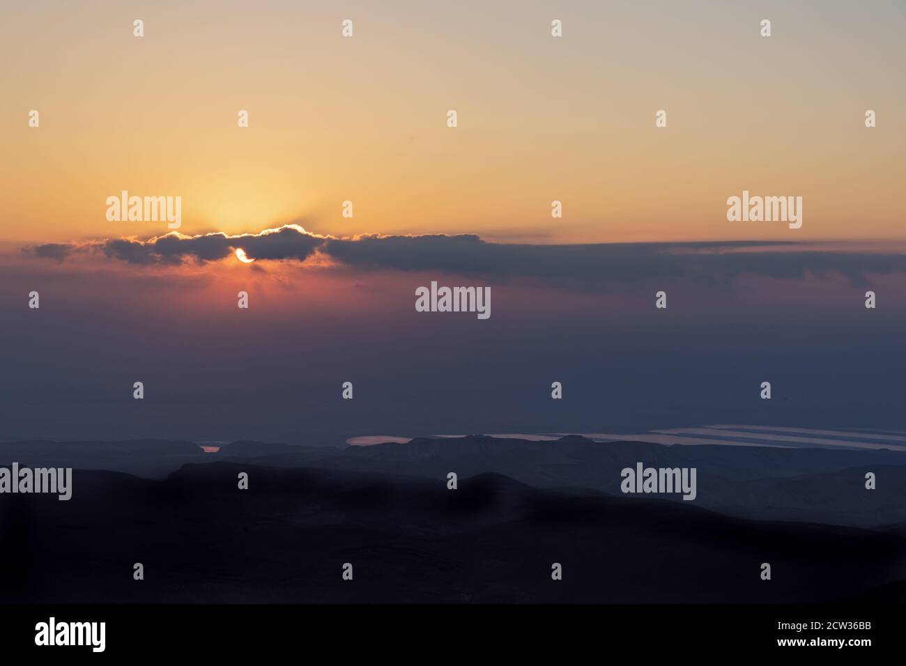 abbagliante alba arancione sopra il mare morto yam hamelah da il punto di vista a nord-est di arad in israele con il sole parzialmente dietro un cloud Foto Stock