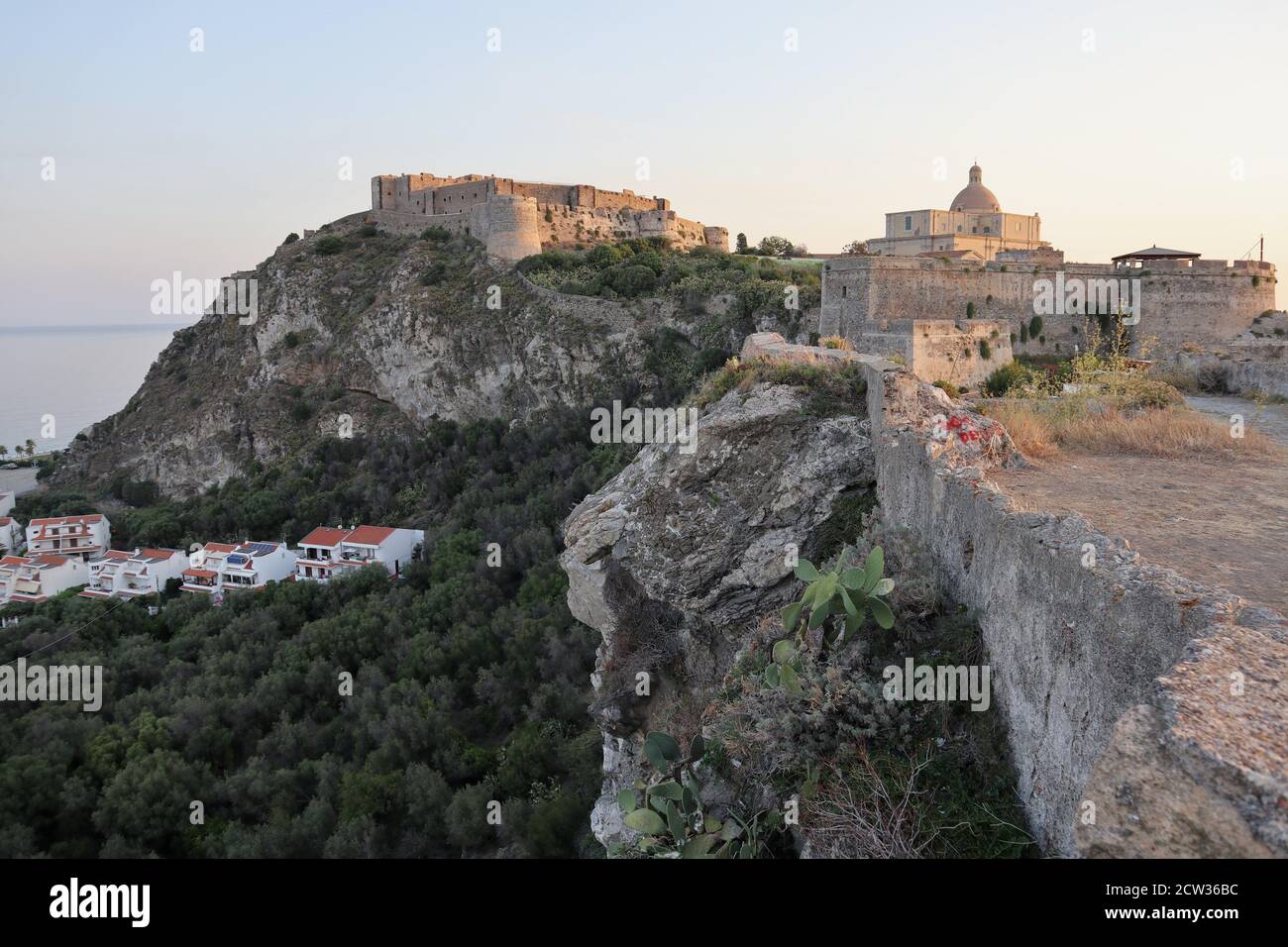 Milazzo - Castello dal Fortino dei Castriciani all'alba Foto Stock