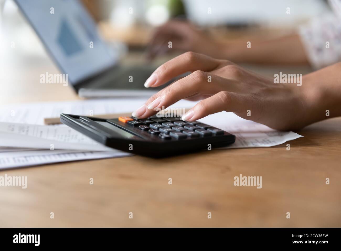 Primo piano di donna gestire il budget familiare Foto Stock