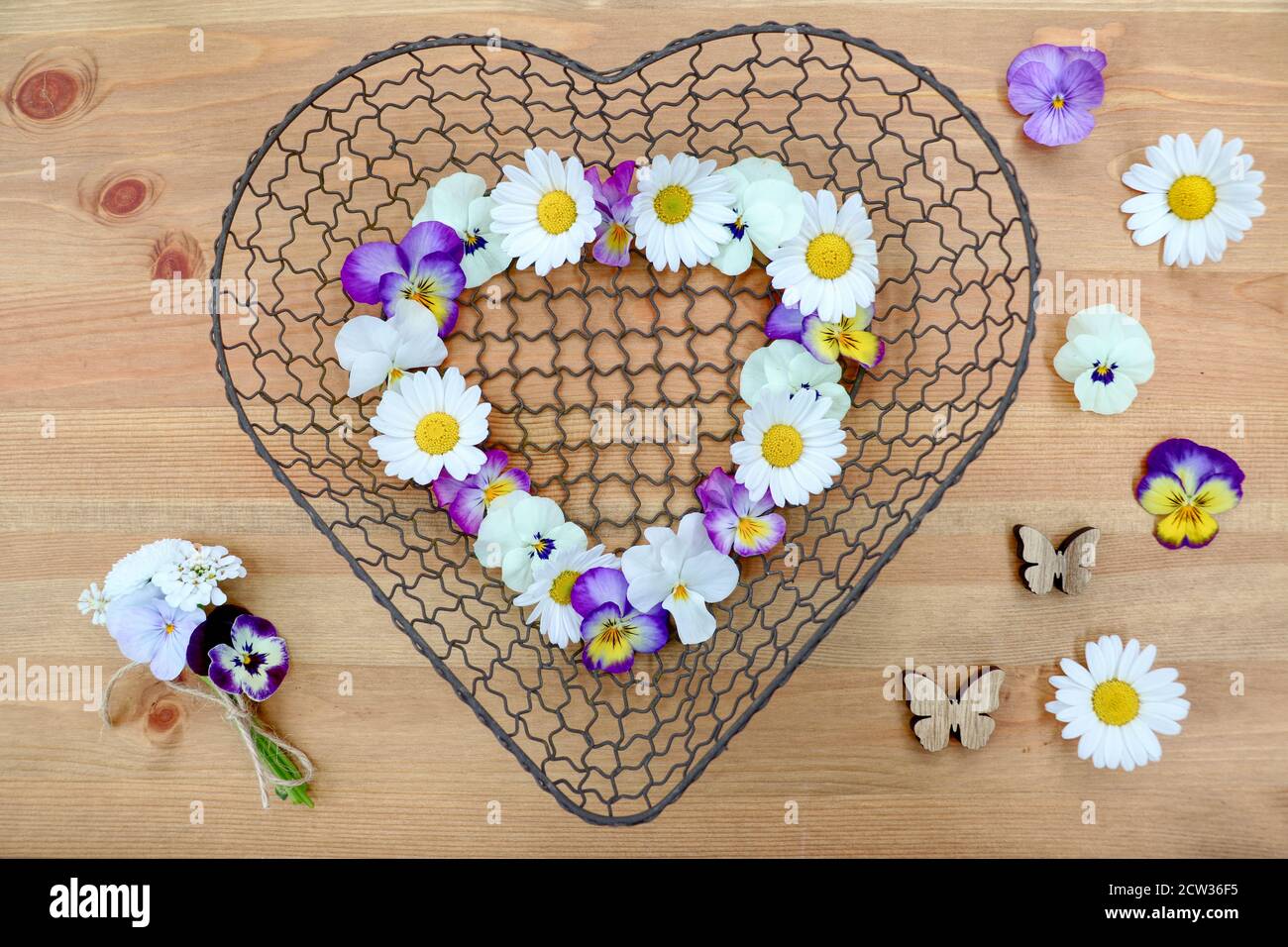 decorazione romantica con cuore di fiori primaverili Foto Stock