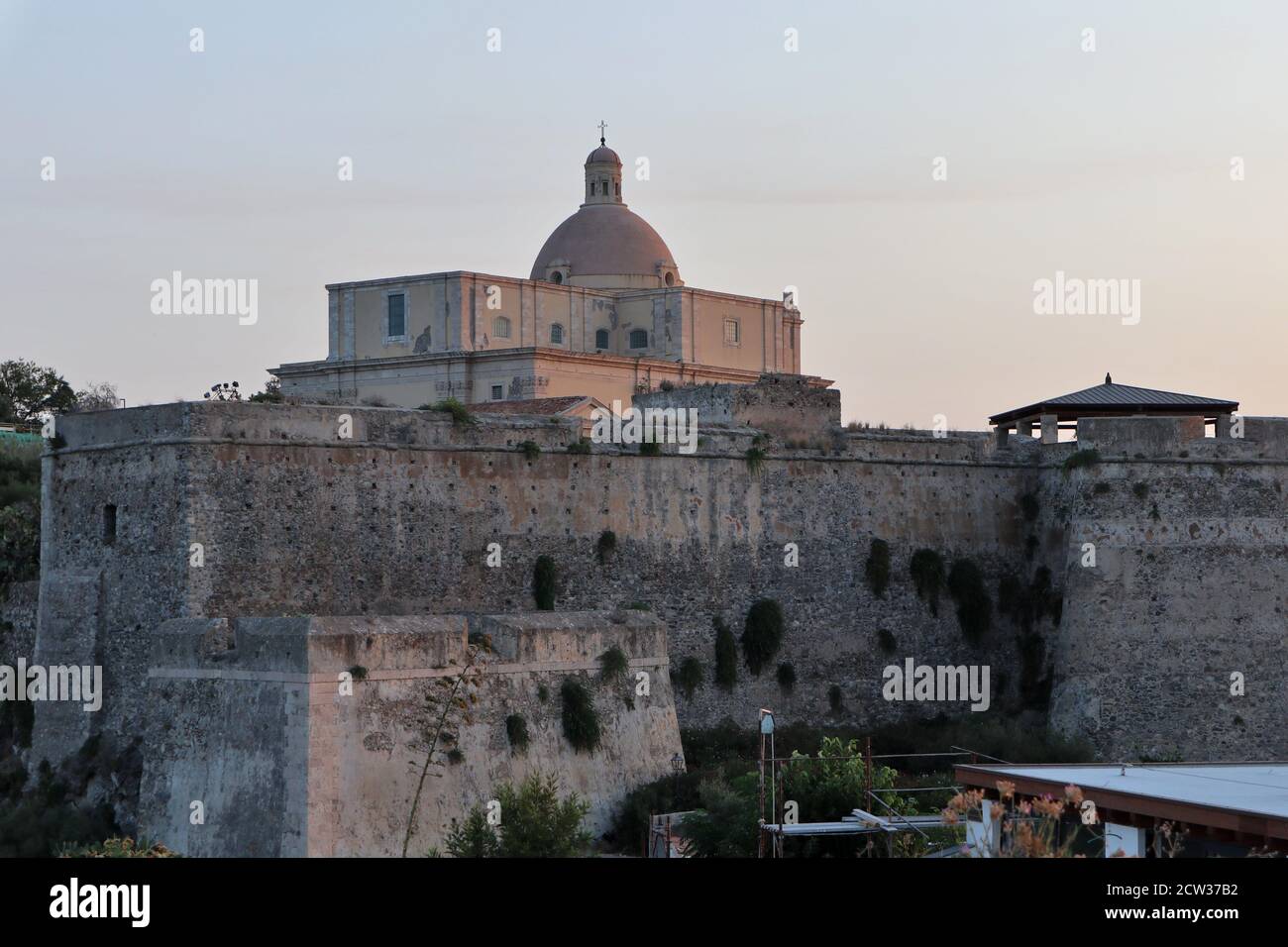 Milazzo - Scorcio del Duomo Antico dal Fortino dei Castriciani Foto Stock