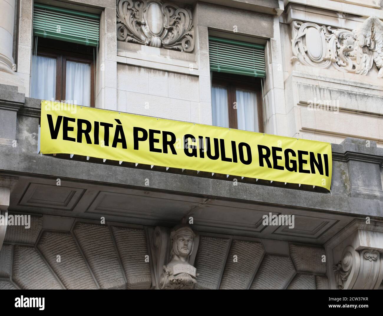 Udine, UD, Italia - 25 luglio 2020: Banner con testo che significa VERITÀ PER GIULIO Regeni un uomo italiano assassinato in Egitto Foto Stock