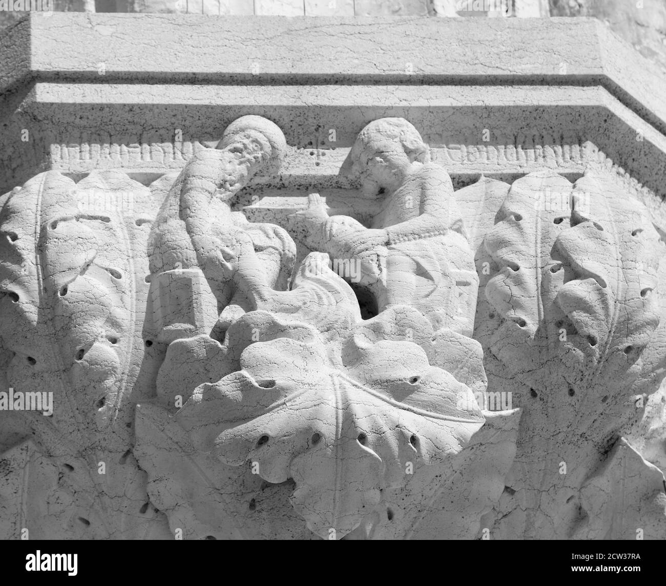 Venezia, VE, Italia - 13 luglio 2020: Antica decorazione scolpita in pietra con la rappresentazione di due persone umane nel Palazzo Ducale chiamato anche Pal Foto Stock