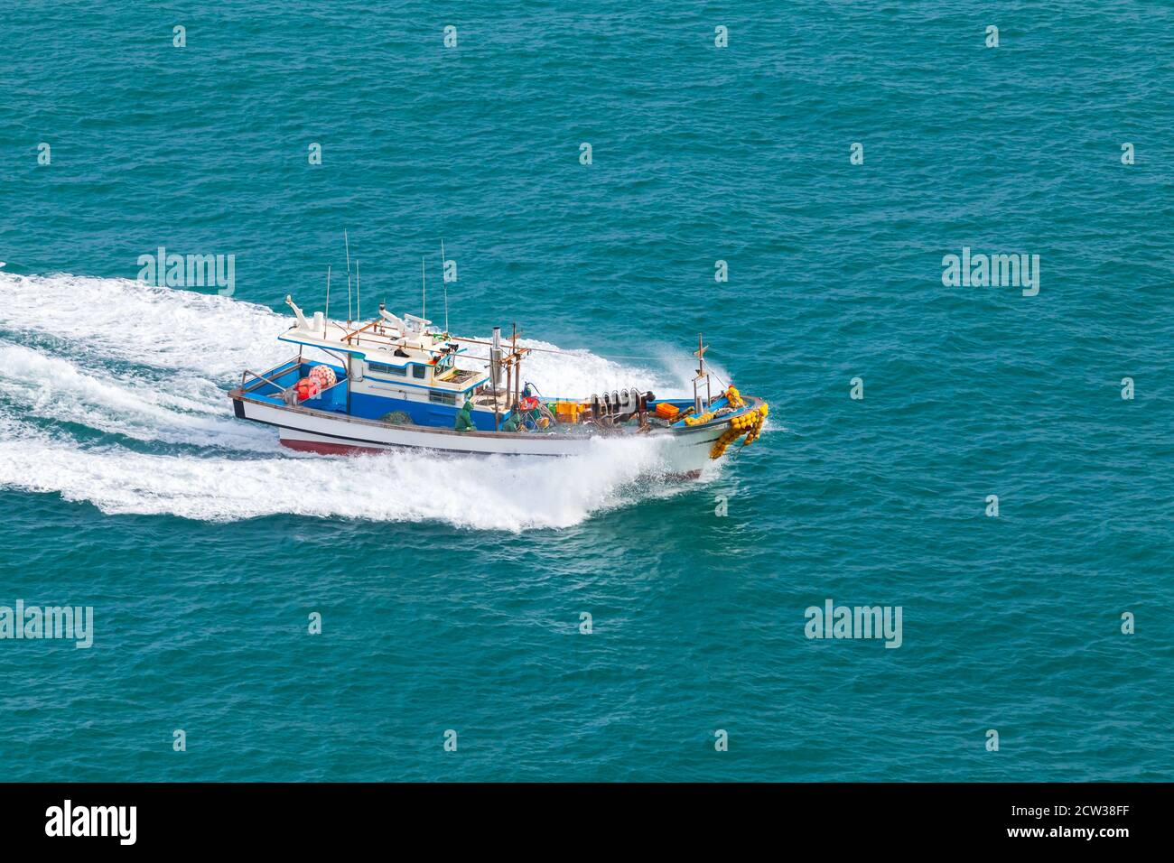 La barca da pesca va veloce nell'area di Busan in una giornata di sole, nel Mare del Giappone, nella Corea del Sud Foto Stock