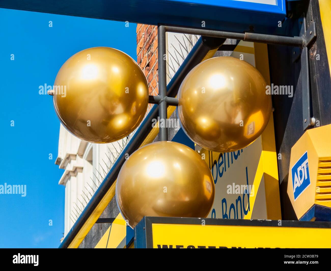 Londra, Regno Unito, 1 marzo 2010 : Negozio di commercio al dettaglio di Pawnbroker che mostra tre sfere di ottone soldi che prestano immagine di scorta di segno di pedina Foto Stock